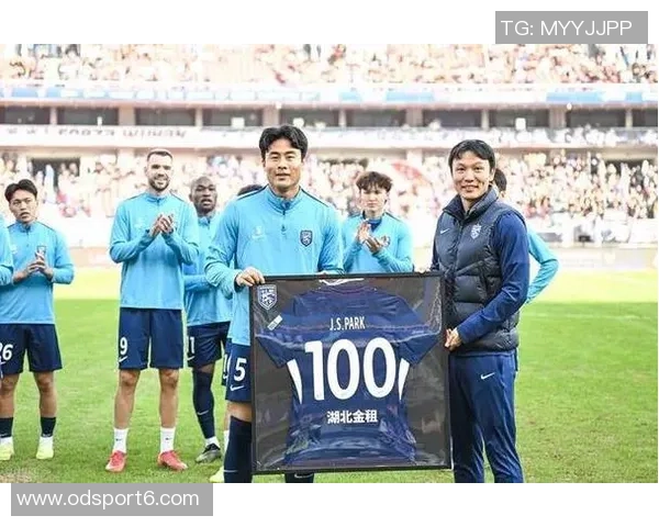 足球报消息称三镇暂无换帅计划邓卓翔与俱乐部沟通尚未深入