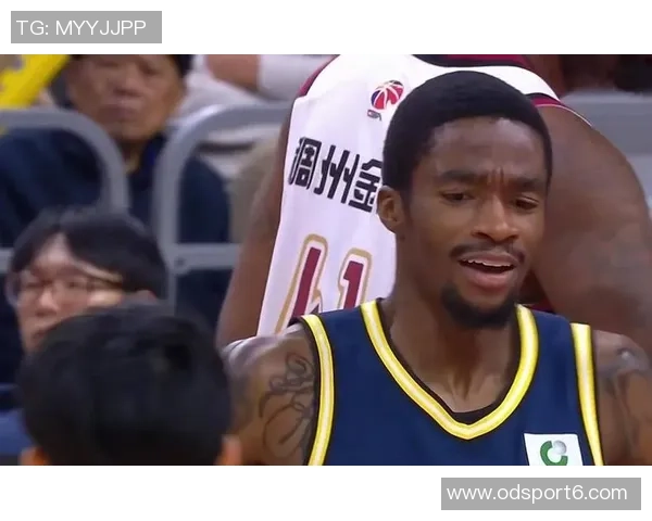 广东队惨遭逆转压哨进球掩盖全队低迷表现三分球无一命中半场落后26分